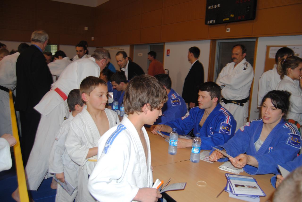 Des autographes.